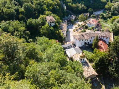 Bulgaristan 'ın Vratsa bölgesindeki İskar Nehri Boğazı ve Varsayım Ortaçağ Çerçeve Manastırı' nın hava manzarası