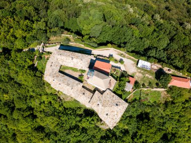 Bulgaristan 'ın Saint George, Lovech bölgesindeki Ortaçağ Glozhene Manastırı' nın hava manzarası