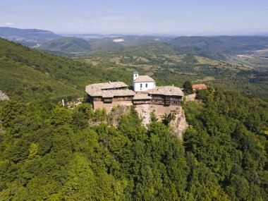 Bulgaristan 'ın Saint George, Lovech bölgesindeki Ortaçağ Glozhene Manastırı' nın hava manzarası