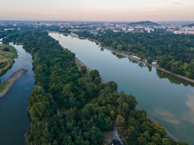 Bulgaristan 'ın Filibe kenti yakınlarındaki Maritsa Nehri' nin hava gün batımı manzarası