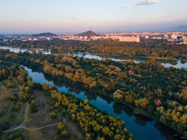 Bulgaristan 'ın Filibe kenti yakınlarındaki Maritsa Nehri' nin hava gün batımı manzarası
