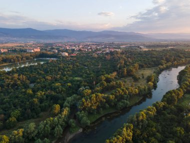 Bulgaristan 'ın Filibe kenti yakınlarındaki Maritsa Nehri' nin hava gün batımı manzarası