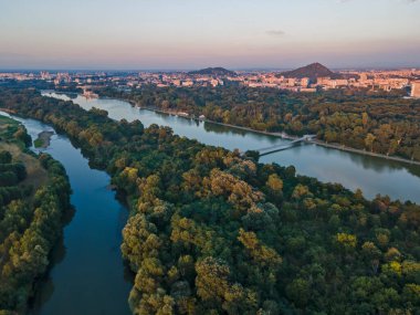 Bulgaristan 'ın Filibe kenti yakınlarındaki Maritsa Nehri' nin hava gün batımı manzarası