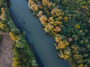 Bulgaristan 'ın Filibe kenti yakınlarındaki Maritsa Nehri' nin hava gün batımı manzarası