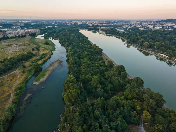 Bulgaristan 'ın Filibe kenti yakınlarındaki Maritsa Nehri' nin hava gün batımı manzarası