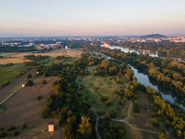 Bulgaristan 'ın Filibe kenti yakınlarındaki Maritsa Nehri' nin hava gün batımı manzarası