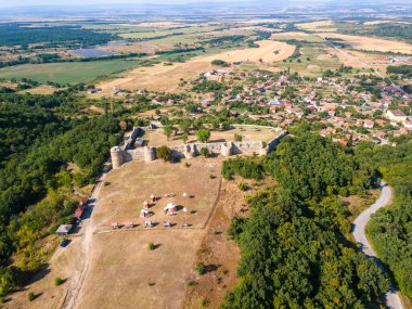 Bulgaristan 'ın Haskovo bölgesindeki Mezek Kalesi harabelerinin hava manzarası