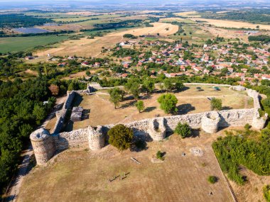 Bulgaristan 'ın Haskovo bölgesindeki Mezek Kalesi harabelerinin hava manzarası