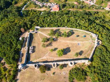 Bulgaristan 'ın Haskovo bölgesindeki Mezek Kalesi harabelerinin hava manzarası