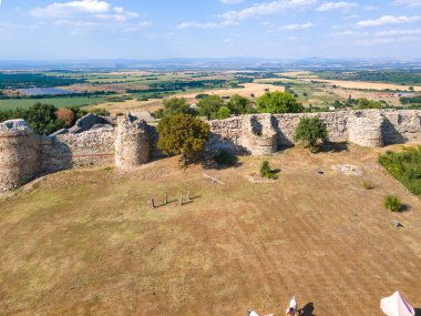 Bulgaristan 'ın Haskovo bölgesindeki Mezek Kalesi harabelerinin hava manzarası