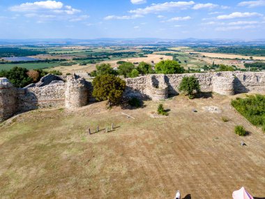 Bulgaristan 'ın Haskovo bölgesindeki Mezek Kalesi harabelerinin hava manzarası