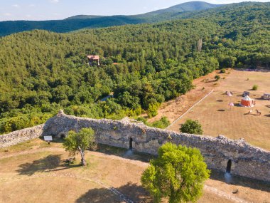 Bulgaristan 'ın Haskovo bölgesindeki Mezek Kalesi harabelerinin hava manzarası