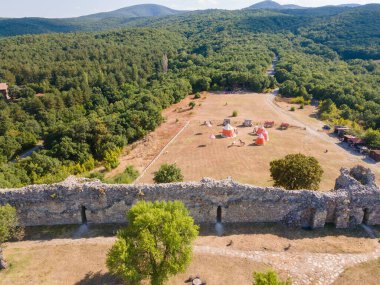 Bulgaristan 'ın Haskovo bölgesindeki Mezek Kalesi harabelerinin hava manzarası