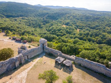 Bulgaristan 'ın Haskovo bölgesindeki Mezek Kalesi harabelerinin hava manzarası