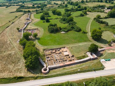 Bulgaristan 'ın Blagoevgrad Bölgesi' ndeki Garmen kasabası yakınlarındaki antik Roma şehri Nicopolis ad Nestum 'un hava manzarası