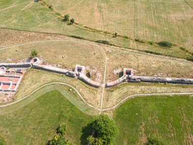 Bulgaristan 'ın Blagoevgrad Bölgesi' ndeki Garmen kasabası yakınlarındaki antik Roma şehri Nicopolis ad Nestum 'un hava manzarası