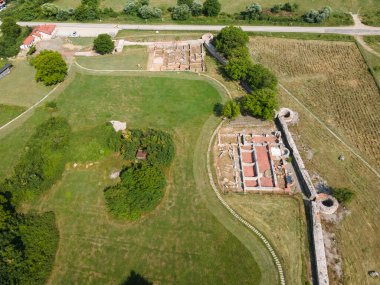 Bulgaristan 'ın Blagoevgrad Bölgesi' ndeki Garmen kasabası yakınlarındaki antik Roma şehri Nicopolis ad Nestum 'un hava manzarası