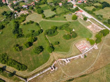Bulgaristan 'ın Blagoevgrad Bölgesi' ndeki Garmen kasabası yakınlarındaki antik Roma şehri Nicopolis ad Nestum 'un hava manzarası