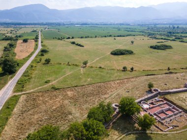 Bulgaristan 'ın Blagoevgrad Bölgesi' ndeki Garmen kasabası yakınlarındaki antik Roma şehri Nicopolis ad Nestum 'un hava manzarası