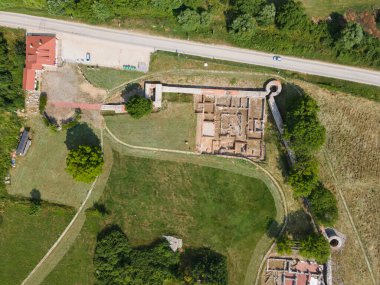 Bulgaristan 'ın Blagoevgrad Bölgesi' ndeki Garmen kasabası yakınlarındaki antik Roma şehri Nicopolis ad Nestum 'un hava manzarası