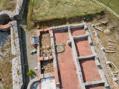 Bulgaristan 'ın Blagoevgrad Bölgesi' ndeki Garmen kasabası yakınlarındaki antik Roma şehri Nicopolis ad Nestum 'un hava manzarası