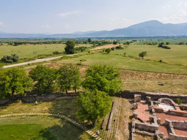 Bulgaristan 'ın Blagoevgrad Bölgesi' ndeki Garmen kasabası yakınlarındaki antik Roma şehri Nicopolis ad Nestum 'un hava manzarası