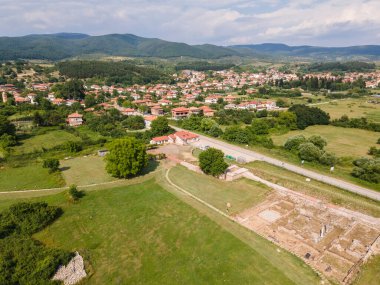 Bulgaristan 'ın Blagoevgrad Bölgesi' ndeki Garmen kasabası yakınlarındaki antik Roma şehri Nicopolis ad Nestum 'un hava manzarası