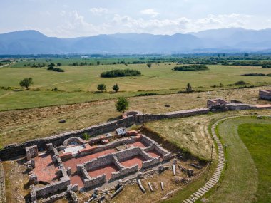 Bulgaristan 'ın Blagoevgrad Bölgesi' ndeki Garmen kasabası yakınlarındaki antik Roma şehri Nicopolis ad Nestum 'un hava manzarası