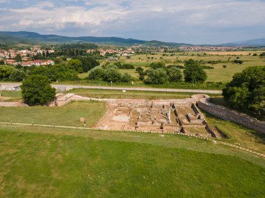 Bulgaristan 'ın Blagoevgrad Bölgesi' ndeki Garmen kasabası yakınlarındaki antik Roma şehri Nicopolis ad Nestum 'un hava manzarası