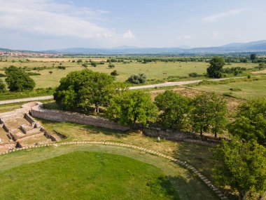 Bulgaristan 'ın Blagoevgrad Bölgesi' ndeki Garmen kasabası yakınlarındaki antik Roma şehri Nicopolis ad Nestum 'un hava manzarası