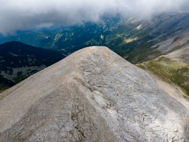Vihren Tepesi 'nin hava manzarası, Pirin Dağı, Bulgaristan