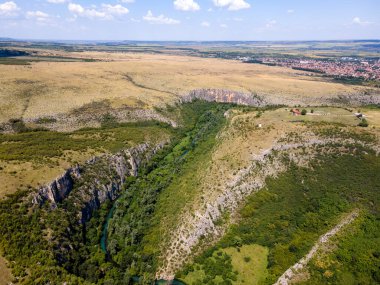 Bulgaristan 'ın Altın Panega Nehri boyunca Iskar Panega Geopark' ın hava manzarası