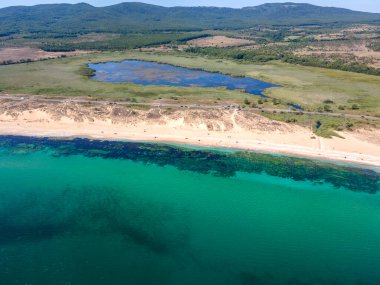 Bulgaristan 'ın Burgaz Bölgesi' nin Dyuni tatil beldesi yakınlarındaki Sürücü Plajı 'nın hava manzarası