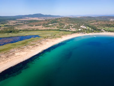 Bulgaristan 'ın Burgaz Bölgesi' nin Dyuni tatil beldesi yakınlarındaki Sürücü Plajı 'nın hava manzarası