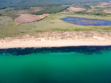 Bulgaristan 'ın Burgaz Bölgesi' nin Dyuni tatil beldesi yakınlarındaki Sürücü Plajı 'nın hava manzarası