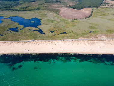 Bulgaristan 'ın Burgaz Bölgesi' nin Dyuni tatil beldesi yakınlarındaki Sürücü Plajı 'nın hava manzarası