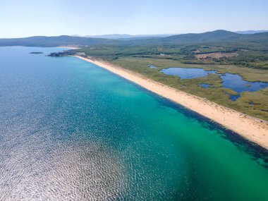Bulgaristan 'ın Burgaz Bölgesi' nin Dyuni tatil beldesi yakınlarındaki Sürücü Plajı 'nın hava manzarası
