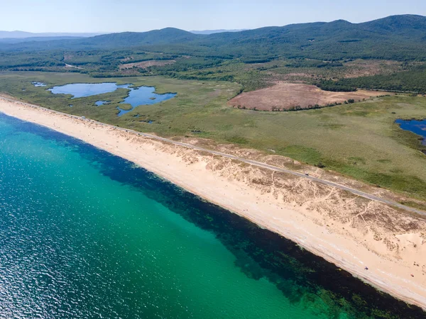 Bulgaristan 'ın Burgaz Bölgesi' nin Dyuni tatil beldesi yakınlarındaki Sürücü Plajı 'nın hava manzarası