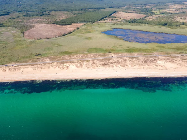 Bulgaristan 'ın Burgaz Bölgesi' nin Dyuni tatil beldesi yakınlarındaki Sürücü Plajı 'nın hava manzarası