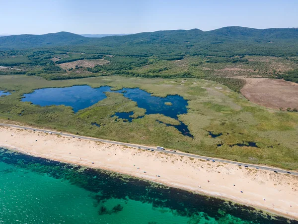 Bulgaristan 'ın Burgaz Bölgesi' nin Dyuni tatil beldesi yakınlarındaki Sürücü Plajı 'nın hava manzarası