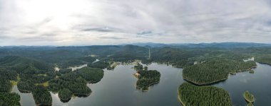 Shiroka polyana 'nın hava panoramik manzarası (Geniş çayır) Reservoir, Pazardzhik Bölgesi, Bulgaristan