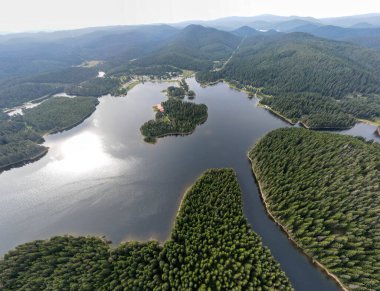 Shiroka polyana 'nın hava panoramik manzarası (Geniş çayır) Reservoir, Pazardzhik Bölgesi, Bulgaristan