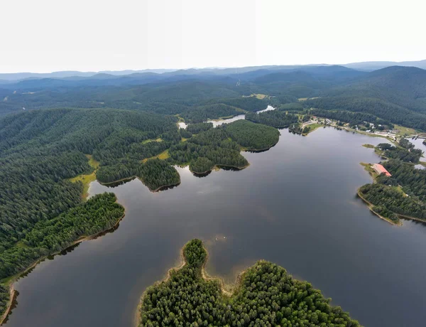 Shiroka polyana 'nın hava panoramik manzarası (Geniş çayır) Reservoir, Pazardzhik Bölgesi, Bulgaristan