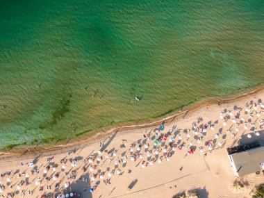 Bulgaristan 'ın Burgaz Bölgesi' nin Sozopol kasabası yakınlarındaki Gradina (Bahçe) plajının havadan manzarası