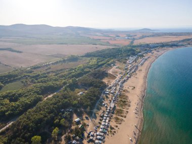 Bulgaristan 'ın Burgaz Bölgesi' nin Sozopol kasabası yakınlarındaki Gradina (Bahçe) plajının havadan manzarası