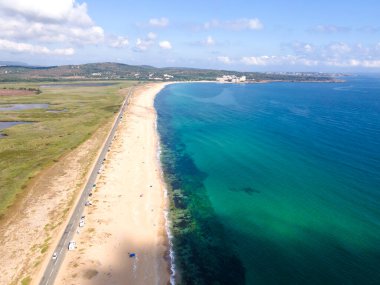 Bulgaristan 'ın Burgaz Bölgesi' nin Dyuni tatil beldesi yakınlarındaki Arkutino bölgesinin hava manzarası