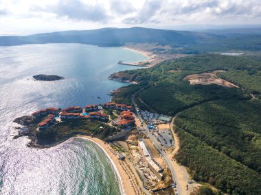 Bulgaristan 'ın Burgaz Bölgesi' nin Dyuni tatil beldesi yakınlarındaki Arkutino bölgesinin hava manzarası