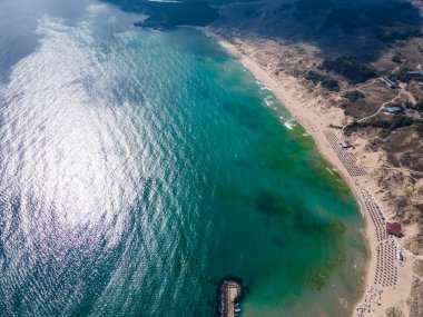 Bulgaristan 'ın Burgaz Bölgesi' nin Dyuni tatil beldesi yakınlarındaki Arkutino bölgesinin hava manzarası