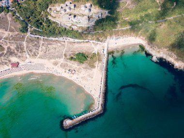 Bulgaristan 'ın Burgaz Bölgesi' nin Dyuni tatil beldesi yakınlarındaki Arkutino bölgesinin hava manzarası