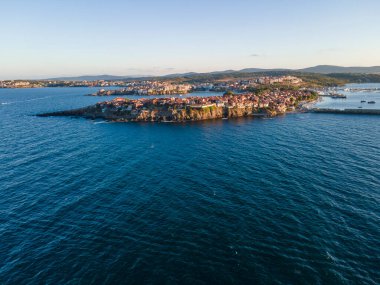 Bulgaristan 'ın Burgaz Bölgesi' nin eski Sozopol kentinin hava gün batımı manzarası